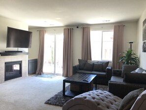 TV, fireplace, DVD player, foosball - *NEW LISTING* LUXURIOUS and SPACIOUS Family friendly home w/ BRAND NEW HOT TUB** (Hollister)