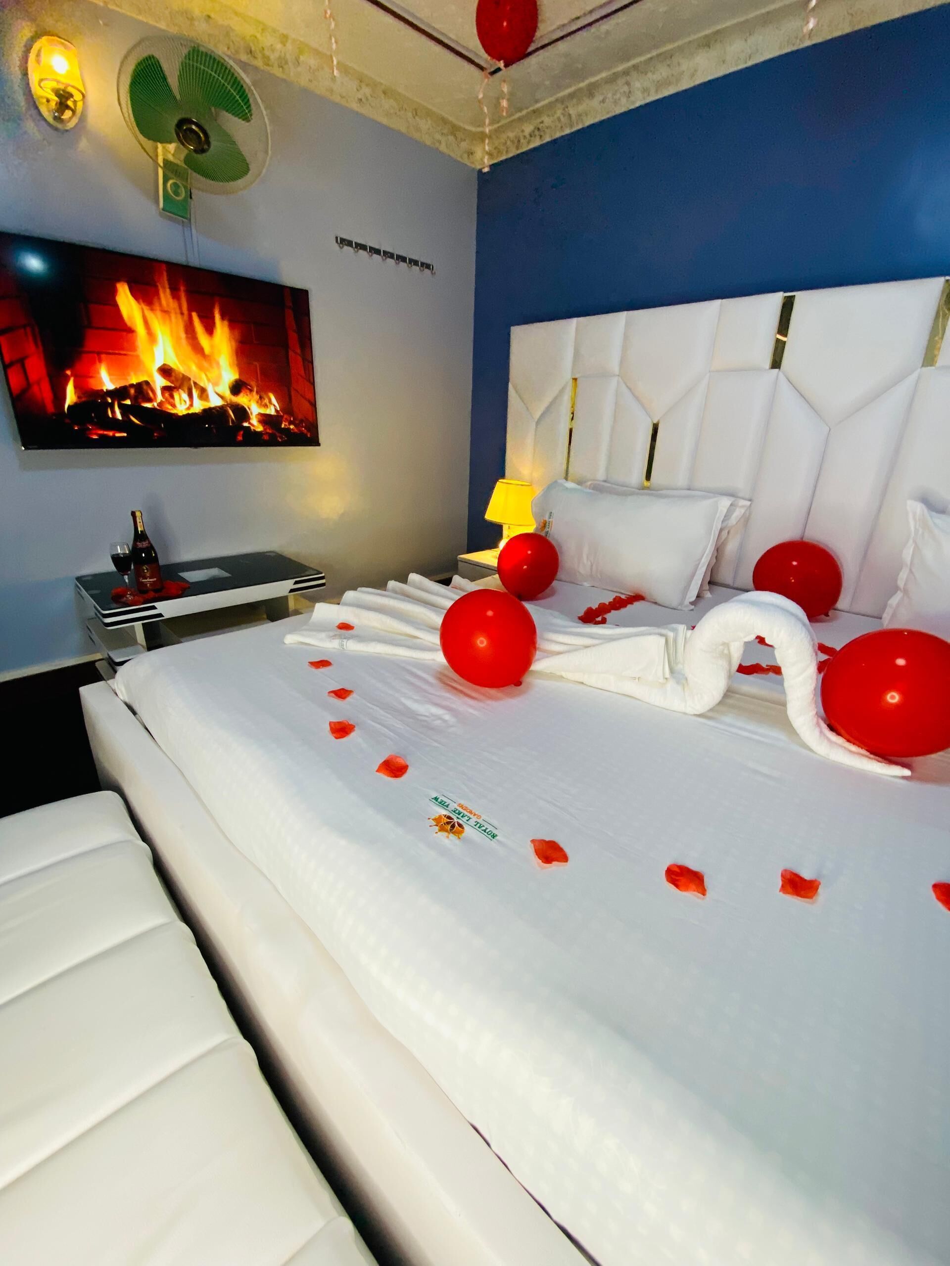 ستائر تعتيم ومكواة/لوح كي وواي فاي مجانًا وملاءات أسرّة