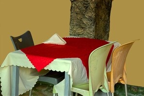 Restaurant - Royal Lake View Gardens (Kampala)