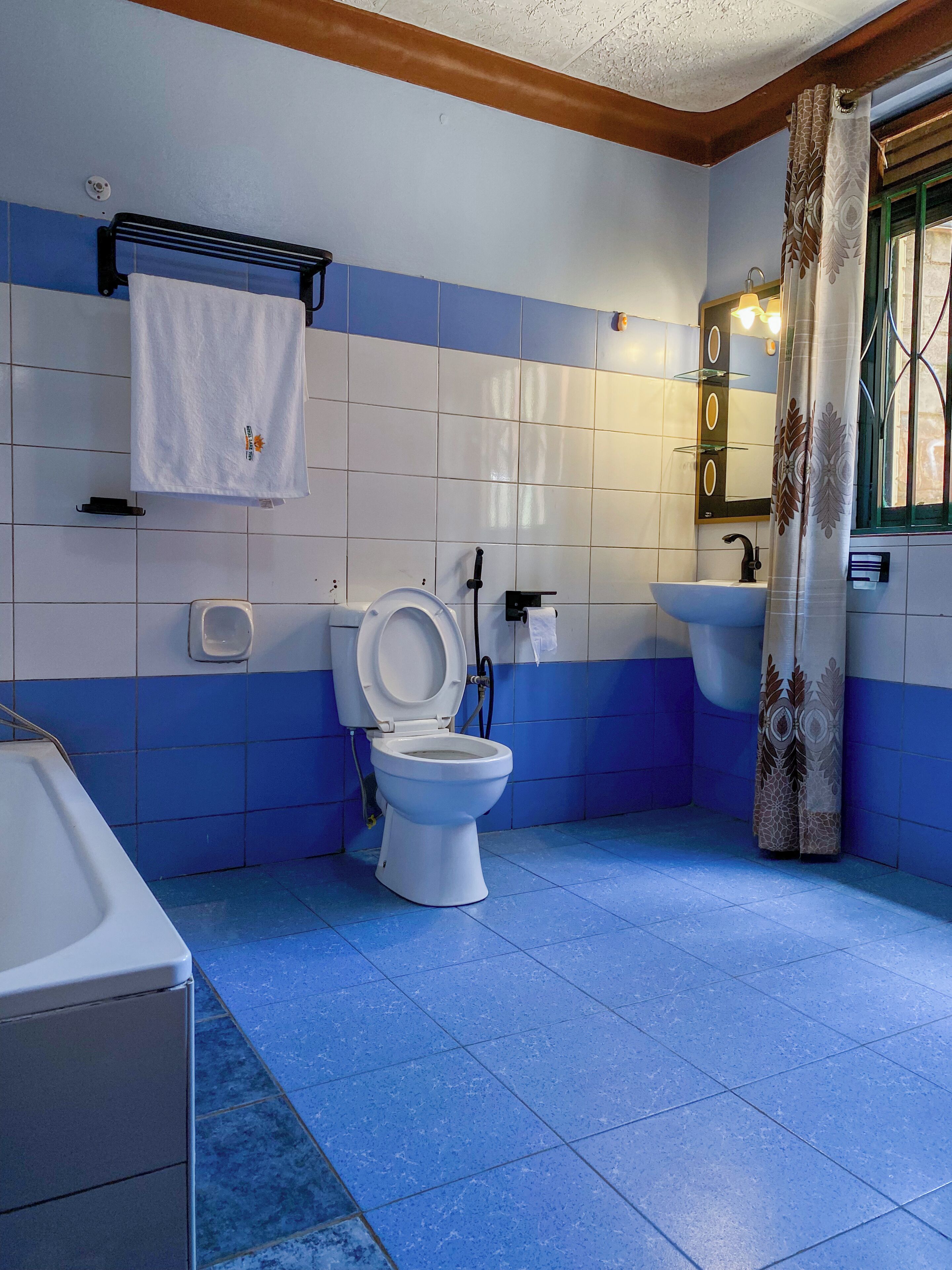 A bathroom with a toilet, sink, and bathtub.