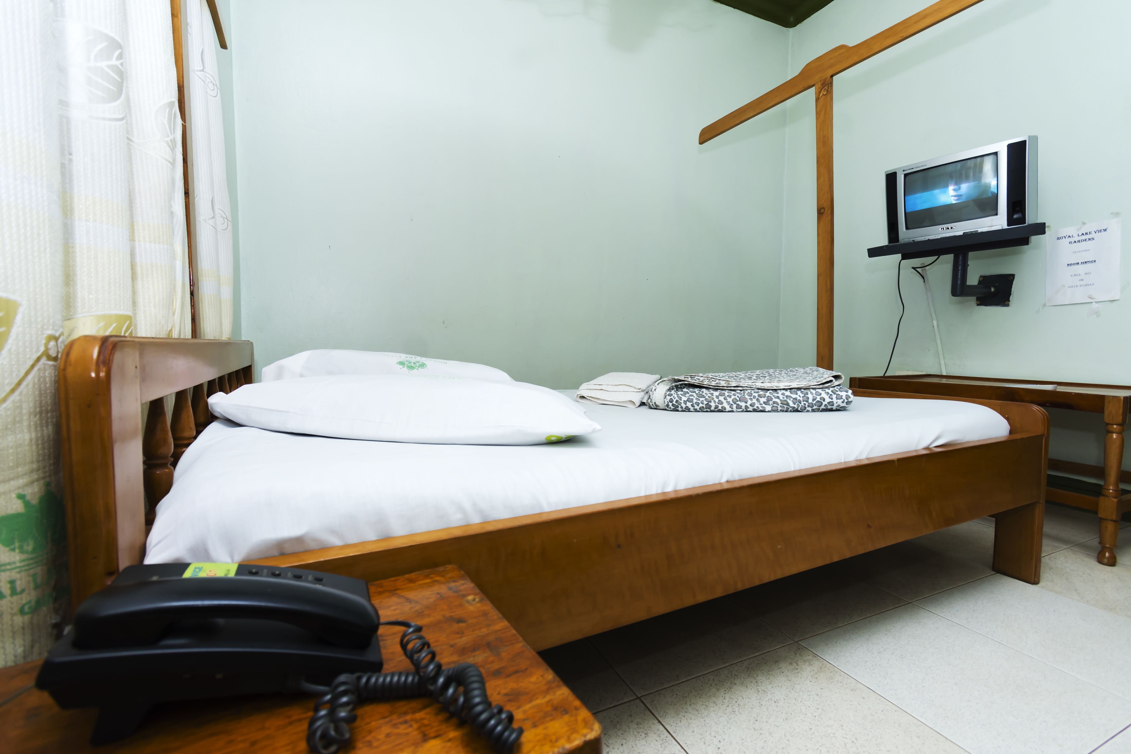 Cortinas opacas, tabla de planchar con plancha, wifi gratis