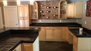 Coffee/tea maker, fridge, microwave, oven - Boynton Beach - 4 bedroom, 3 bath gem (Boynton Beach)