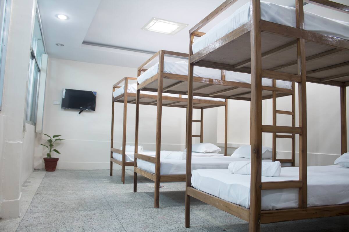 Habitación Deluxe doble, 1 habitación, no fumadores (AC) | Escritorio, espacio para trabajar con un portátil, wifi gratis
