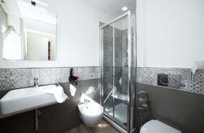 อพาร์ทเมนท์, 3 ห้องนอน | ห้องน้ำ | ฝักบัว, ของใช้ในห้องน้ำฟรี, ไดร์เป่าผม, โถสุขภัณฑ์แบบบิเดท์