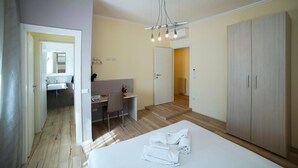 3 slaapkamers, een strijkplank/strijkijzer, gratis wifi, beddengoed