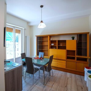 Full-sized fridge, stovetop, electric kettle, cookware/dishes/utensils - Chic House 5 Terre (La Spezia)