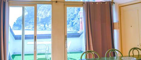 Apartment, 1 Bedroom (310) | In-room dining