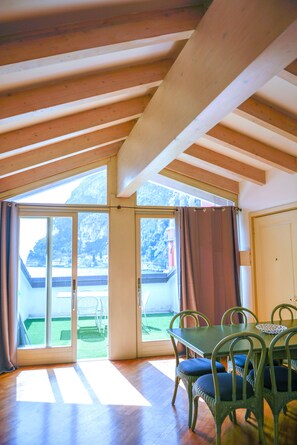 Apartment, 1 Schlafzimmer (310) | Essbereich im Zimmer