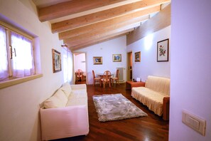 Apartment, 1 Schlafzimmer (300) | Wohnbereich | Flachbildfernseher