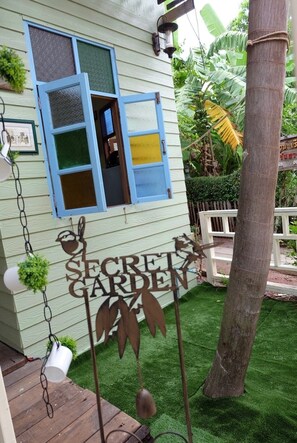 Interior detail - RoomQuest Amphawa Floating Market (Amphawa)