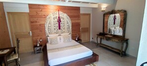 Dobbeltrom, 1 queensize-seng, ikke-røyk, bassengutsikt | Individuelt dekorert, individuelt innredet og skrivebord