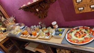 Desayuno buffet (EUR 12.00 por persona)