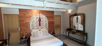 Habitación doble, 1 cama de matrimonio, no fumadores, vistas a la piscina | Decoración individual, mobiliario individual, escritorio