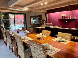 Se ofrece un desayuno bufé (12.00 EUR por persona)