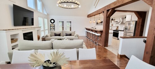 Modern cottage w/sauna, fire pit, outdoor dining, pool table, & sunroom