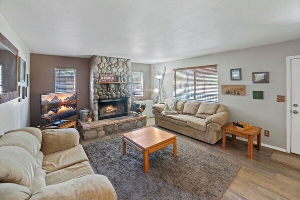 Téléviseur connecté, foyer, lecteur de DVD, livres