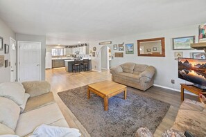 Téléviseur connecté, foyer, lecteur de DVD, livres