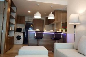 1-Bedroom Condo (44 sq. m.) | Área de sala de estar | Televisión de pantalla plana 