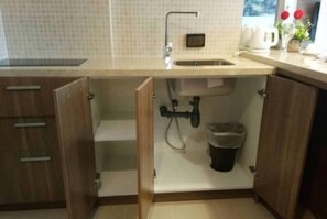 Grand réfrigérateur, micro-ondes, plaque de cuisson, machine à expresso