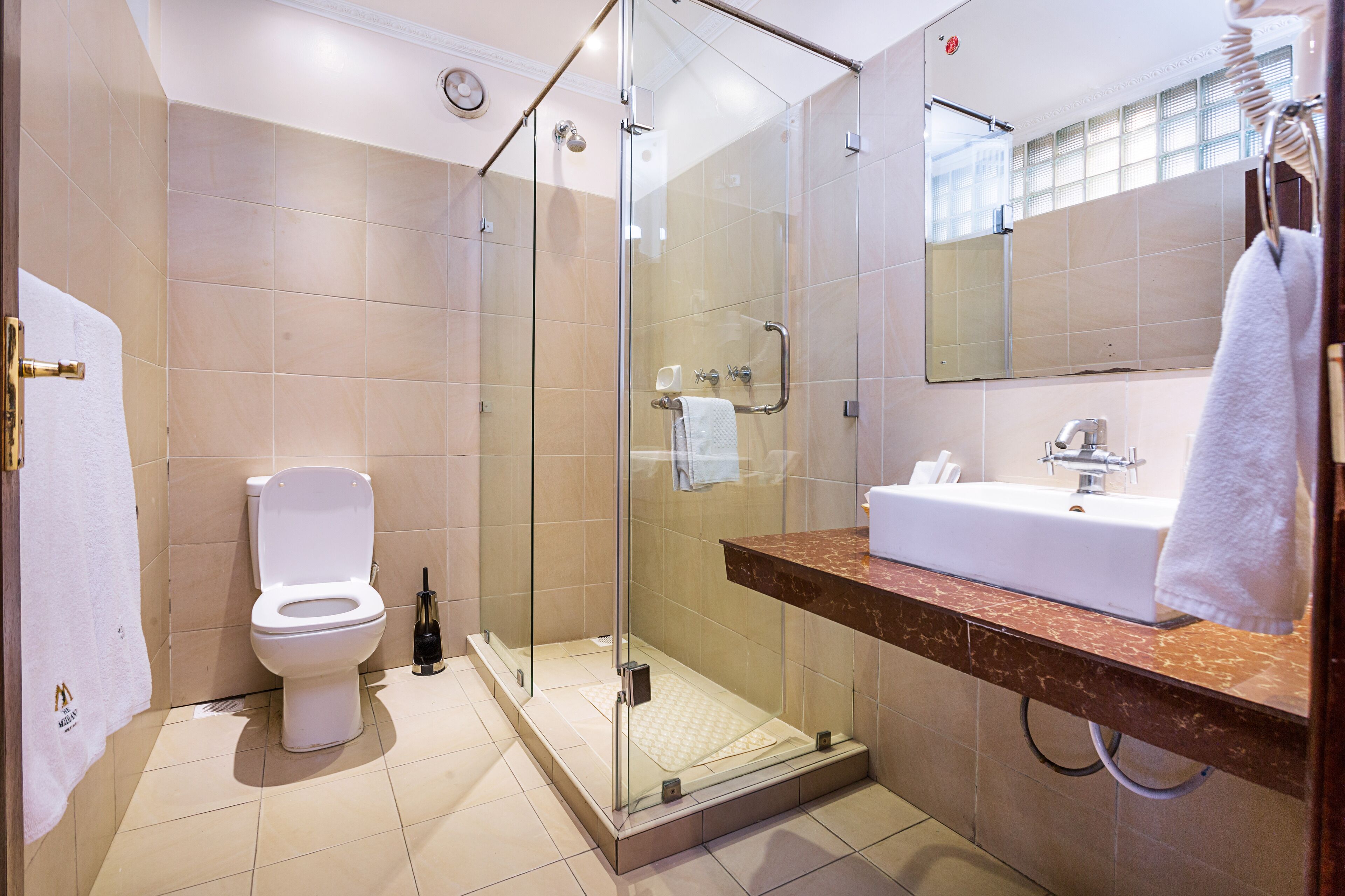 Articles de toilette (gratuits), séchoir à cheveux, pantoufles