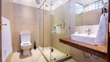 Articles de toilette (gratuits), séchoir à cheveux, pantoufles