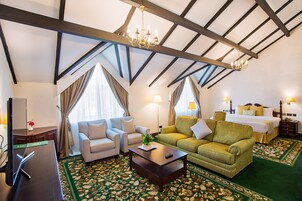 特色套房 | 起居区 | 45-英寸纯平电视 （配备卫星频道）、电视