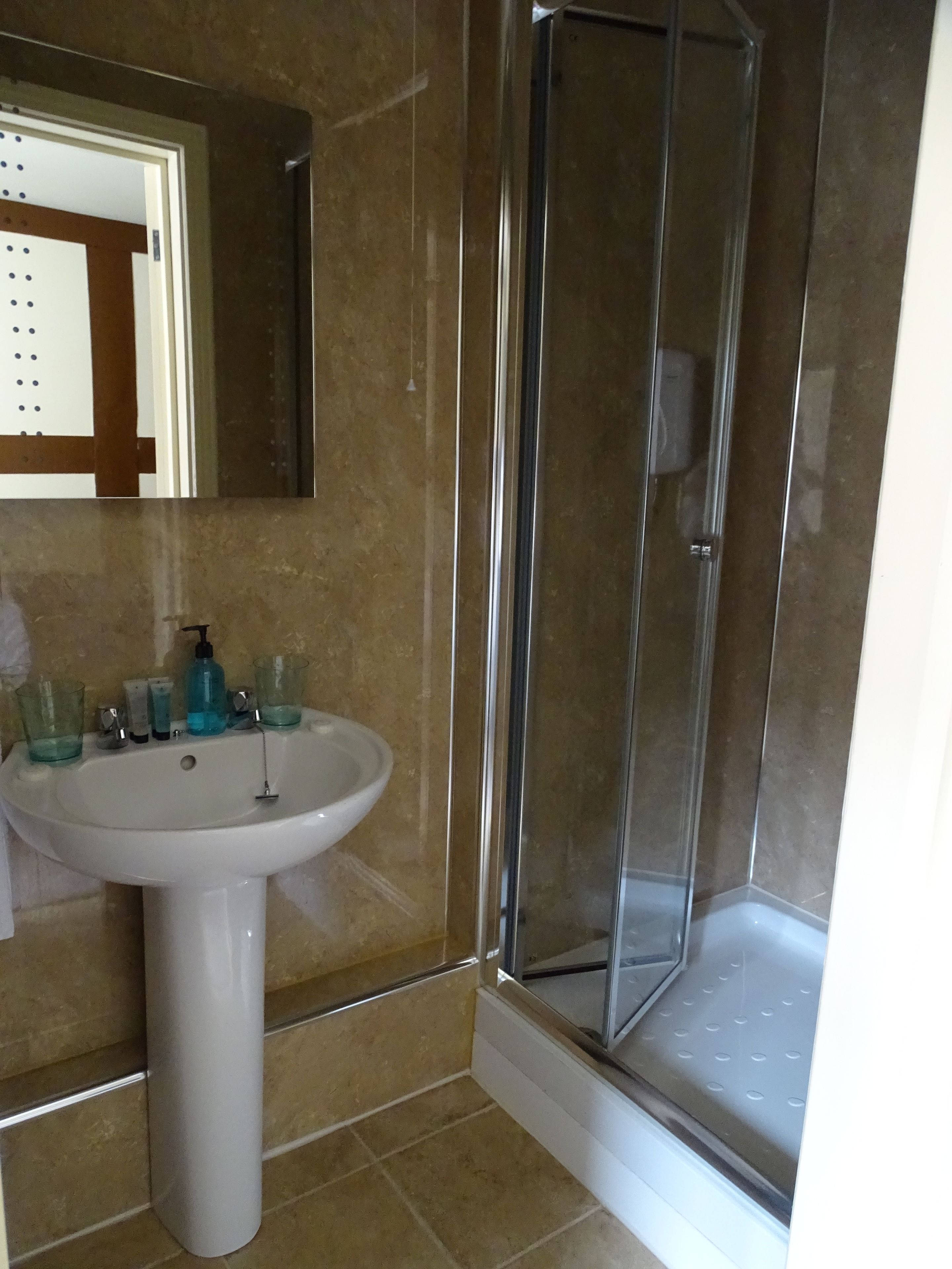 standard twin with en-suite shower | bathroom | combined shower/bathtub, free toiletries, hair dryer, towels