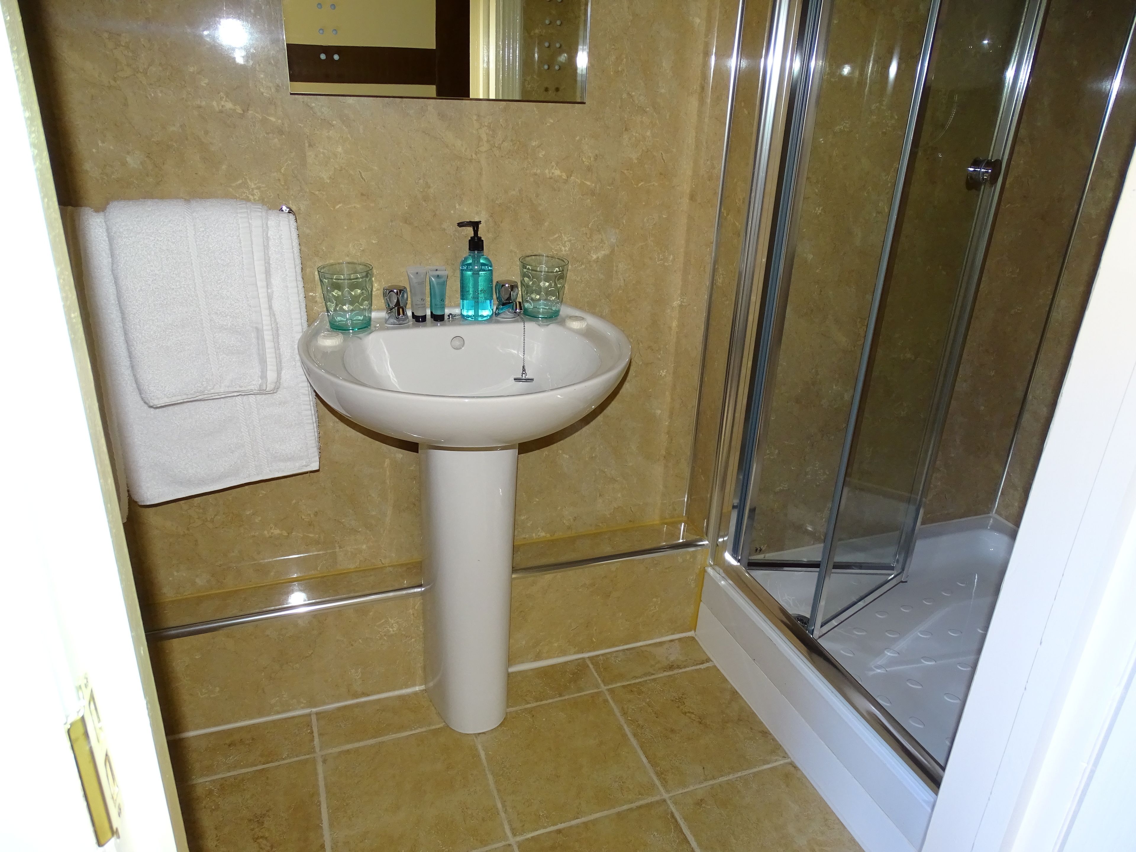 standard twin with en-suite shower | bathroom shower