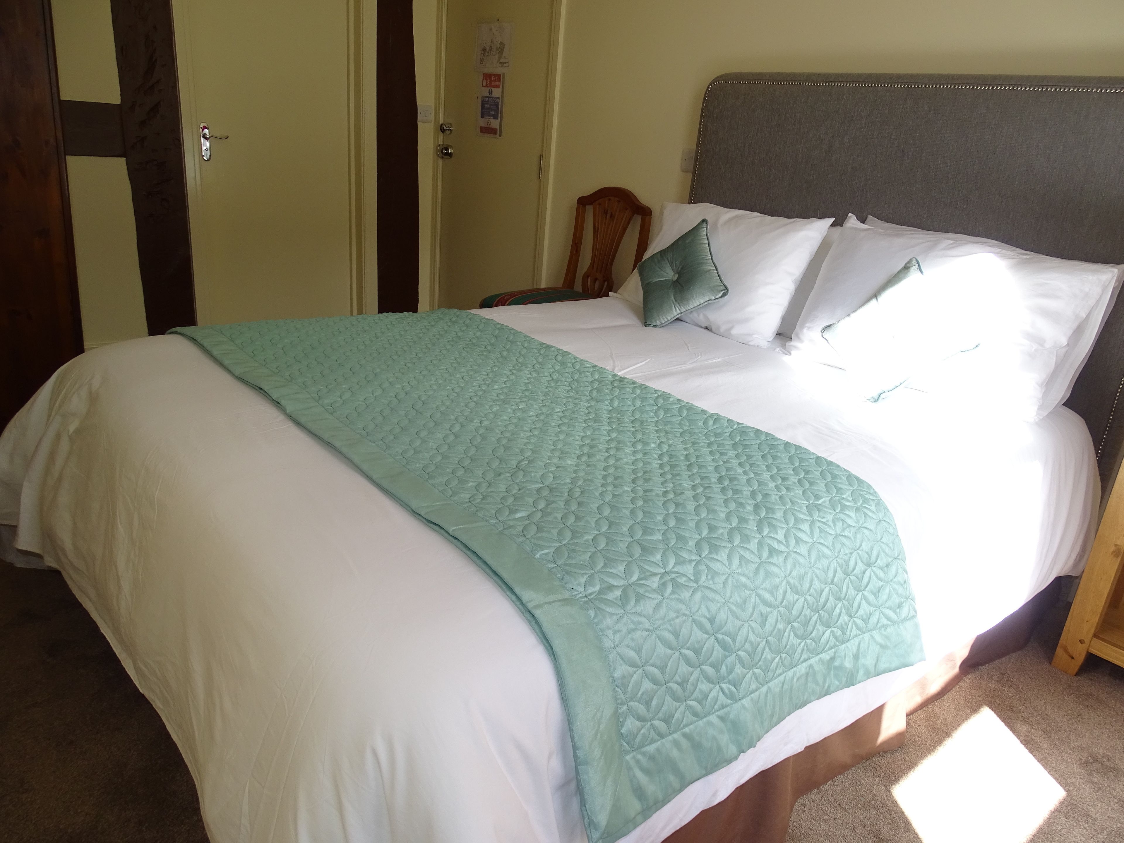 double room, non smoking | iron/ironing board, free wifi, bed sheets