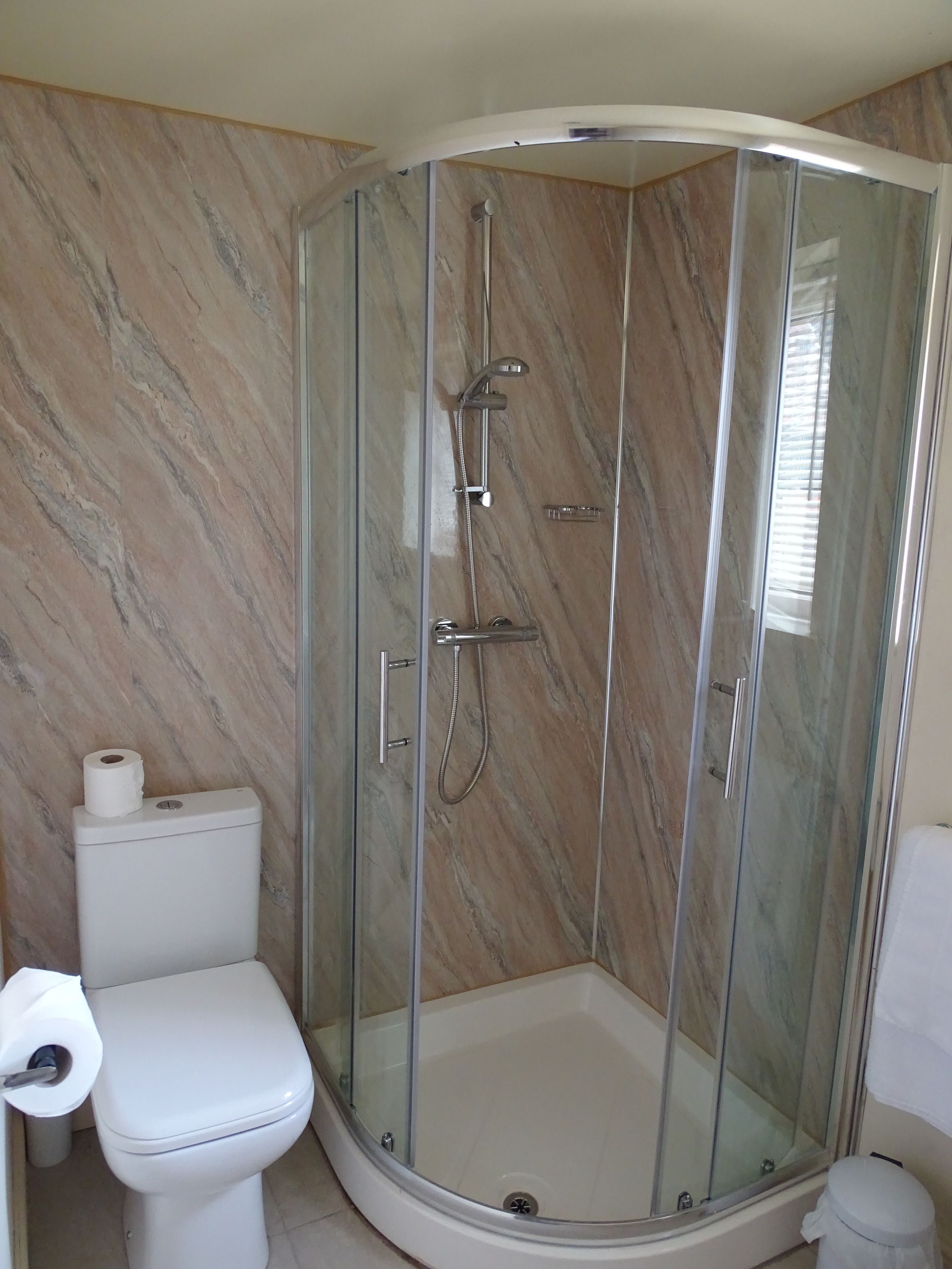 standard twin/double with en-suite shower | bathroom | combined shower/bathtub, free toiletries, hair dryer, towels