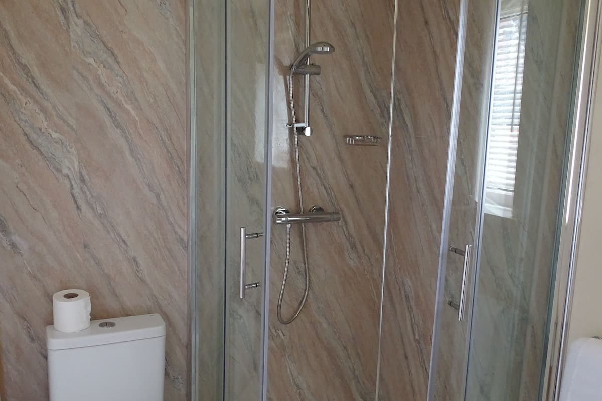 standard twin/double with en-suite shower | bathroom | combined shower/bathtub, free toiletries, hair dryer, towels