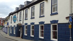 A two-story hotel with a white facade and blue trim. - Ellesmere Hotel (Ellesmere)
