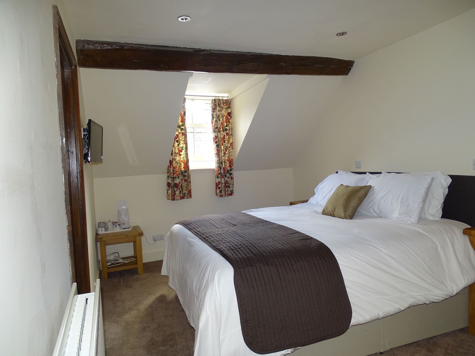Iron/ironing board, free WiFi, bed sheets