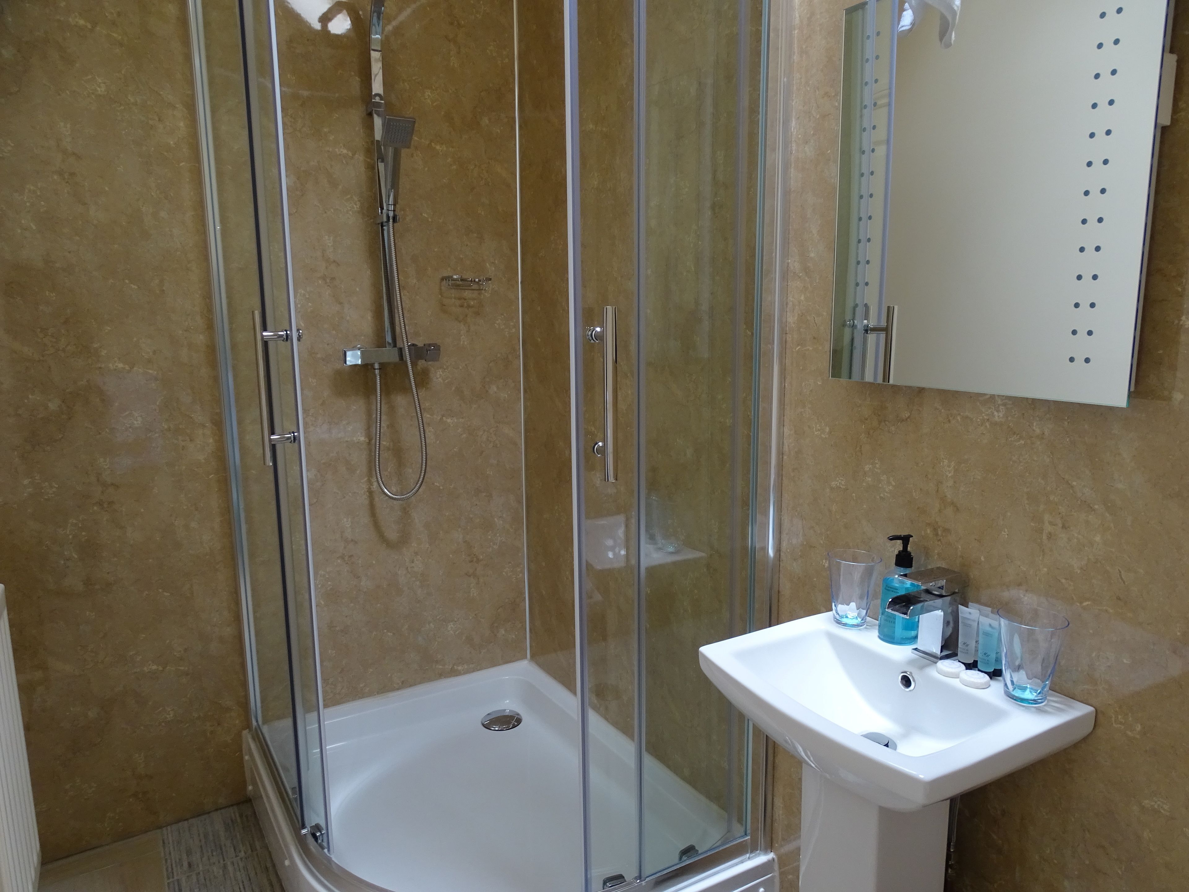 standard twin/double with en-suite shower | bathroom | combined shower/bathtub, free toiletries, hair dryer, towels