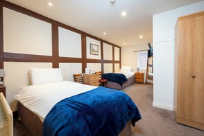 Standard Twin/Double with En-Suite Shower - Ellesmere Hotel (Ellesmere)