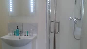 Habitación doble, para no fumadores | Baño | Tina con regadera, amenidades de baño gratuitas, secadora de cabello
