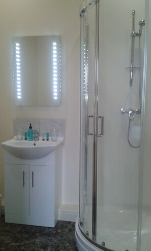 Double Room, Non Smoking | Bathroom | Combined shower/bathtub, free toiletries, hair dryer, towels - Ellesmere Hotel (Ellesmere)