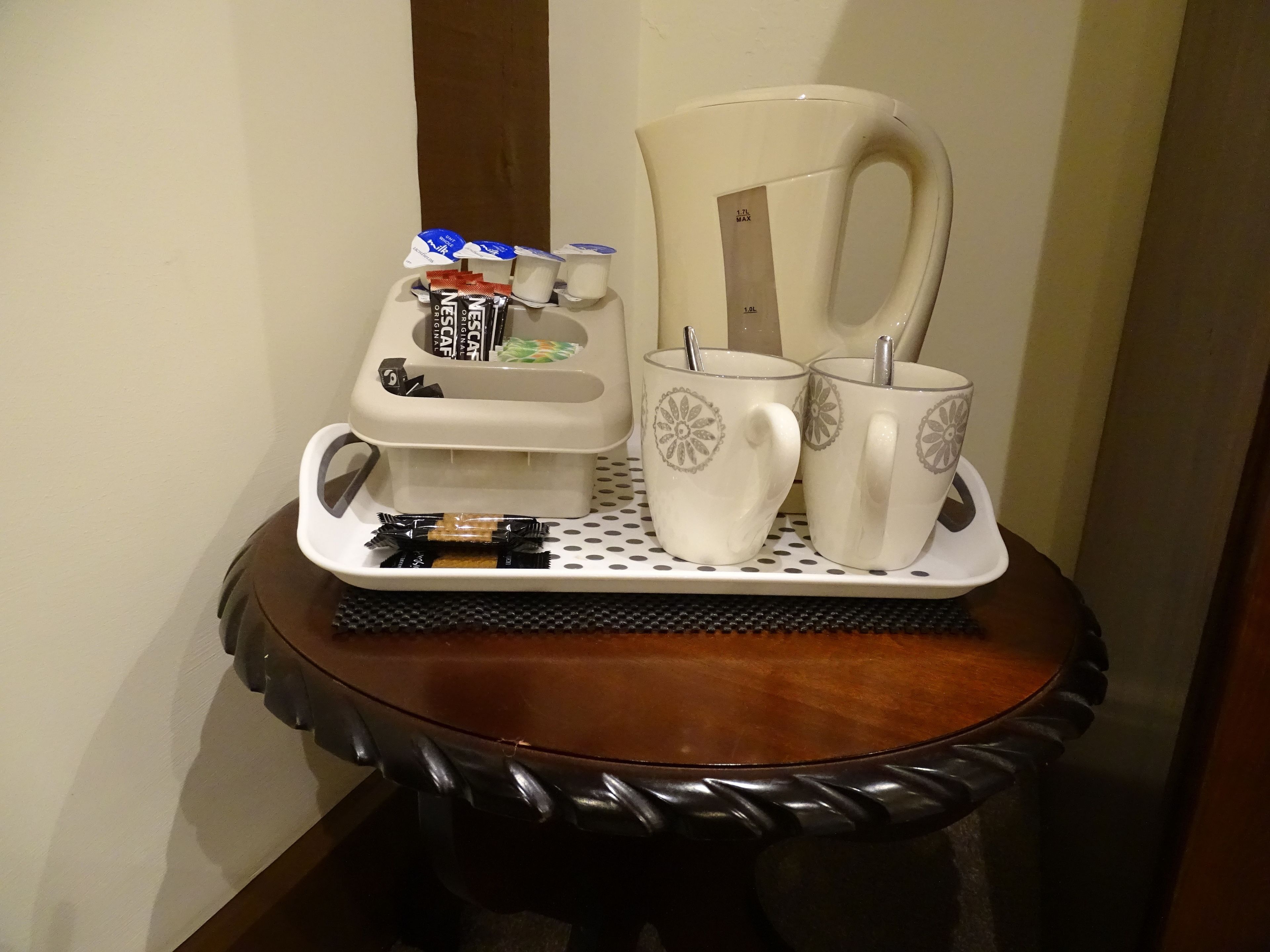 standard twin/double with en-suite shower | room amenity