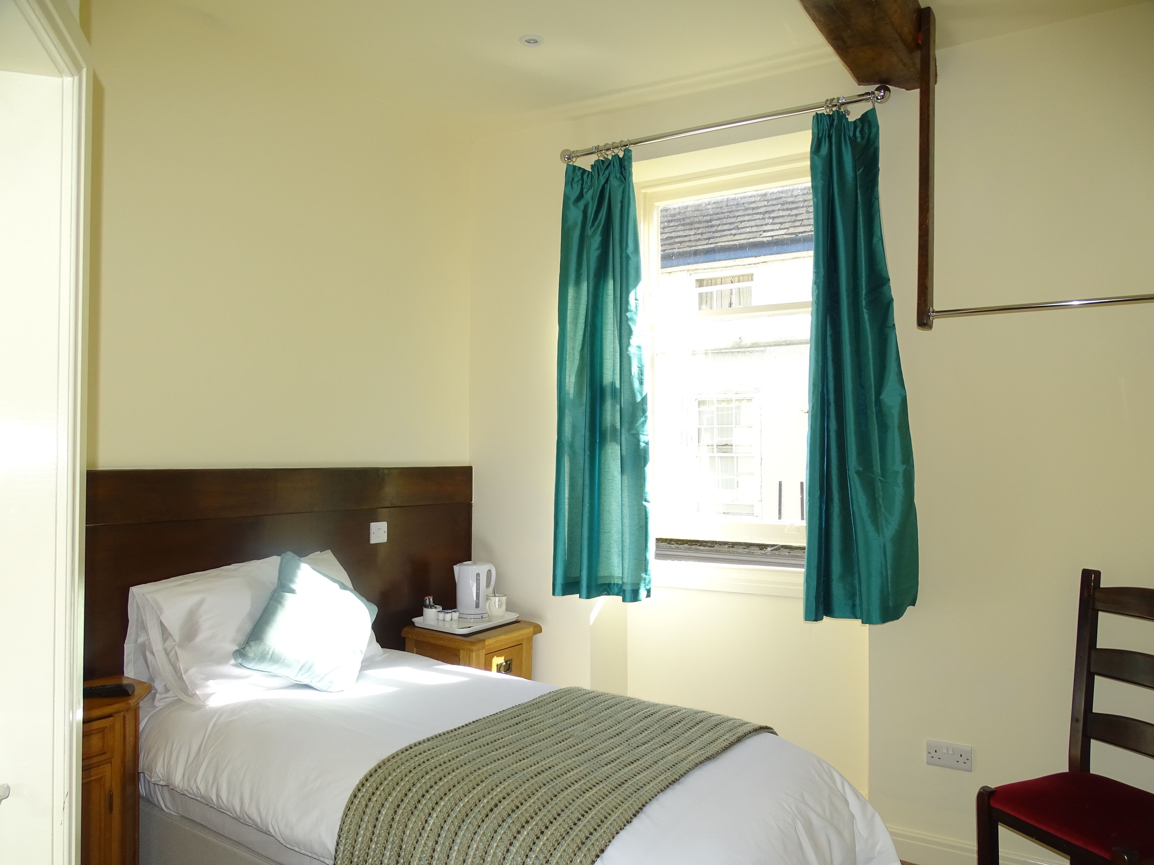 standard single with en-suite | iron/ironing board, free wifi, bed sheets