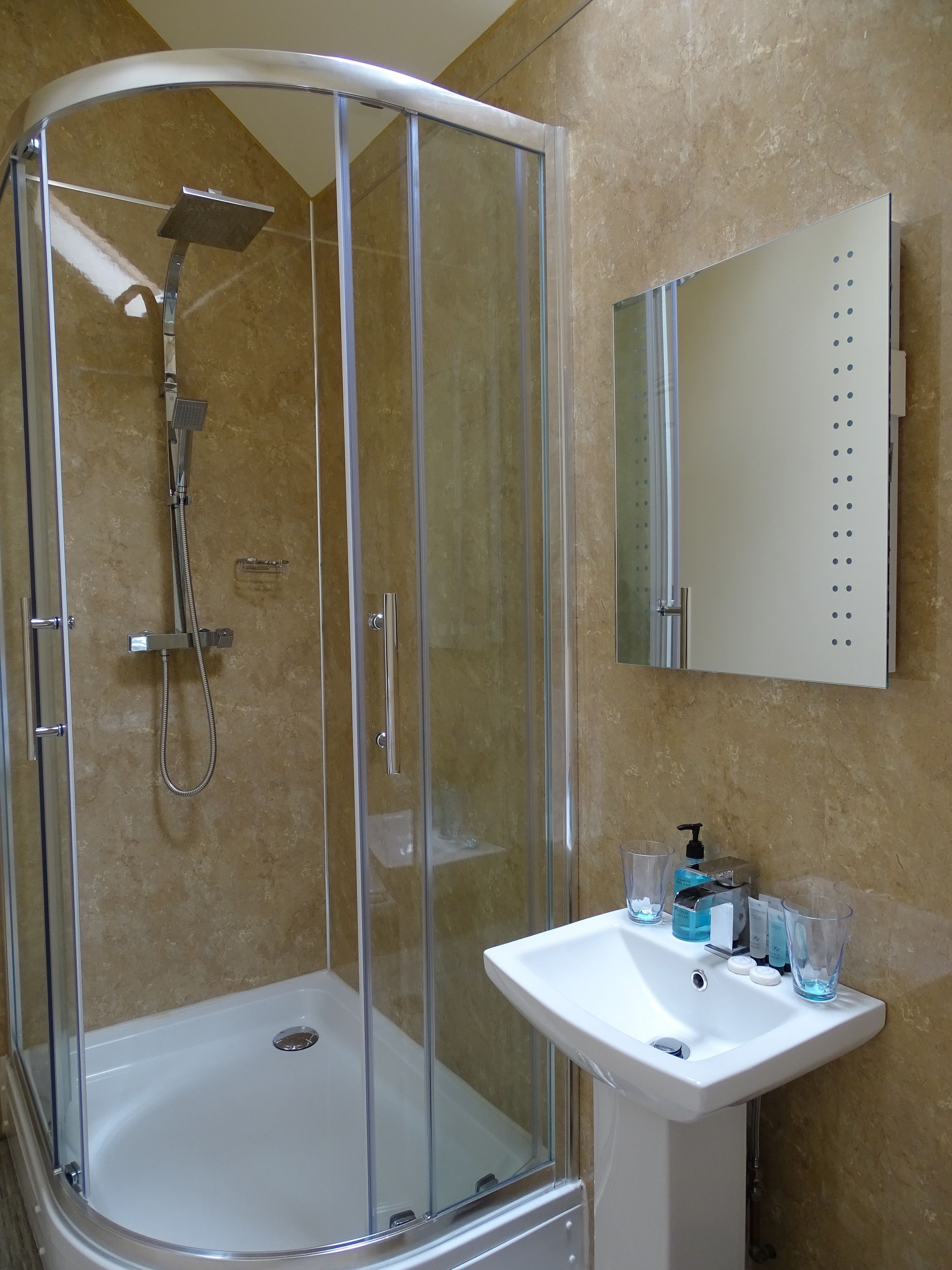 double room, non smoking | bathroom | combined shower/bathtub, free toiletries, hair dryer, towels