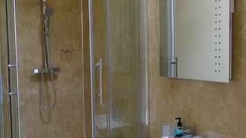 Double Room, Non Smoking | Bathroom | Combined shower/bathtub, free toiletries, hair dryer, towels