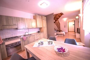 Appartement, 1 chambre | Restauration dans la chambre