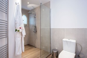 Vila clássica, 4 quartos, piscina particular | Banheiro | Chuveiro, secador de cabelo, toalhas de banho 