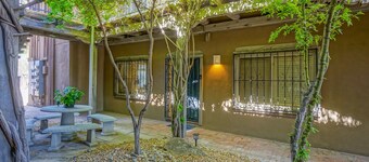 Walk to Old Town -2BR 2BA, bottom floor