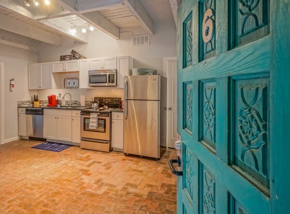 Een koelkast, een magnetron, een oven, een kookplaat