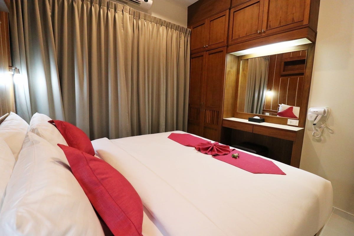 2 bedrooms, in-room safe, iron/ironing board, WiFi (free)