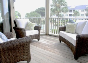 TV, lettore DVD, libri