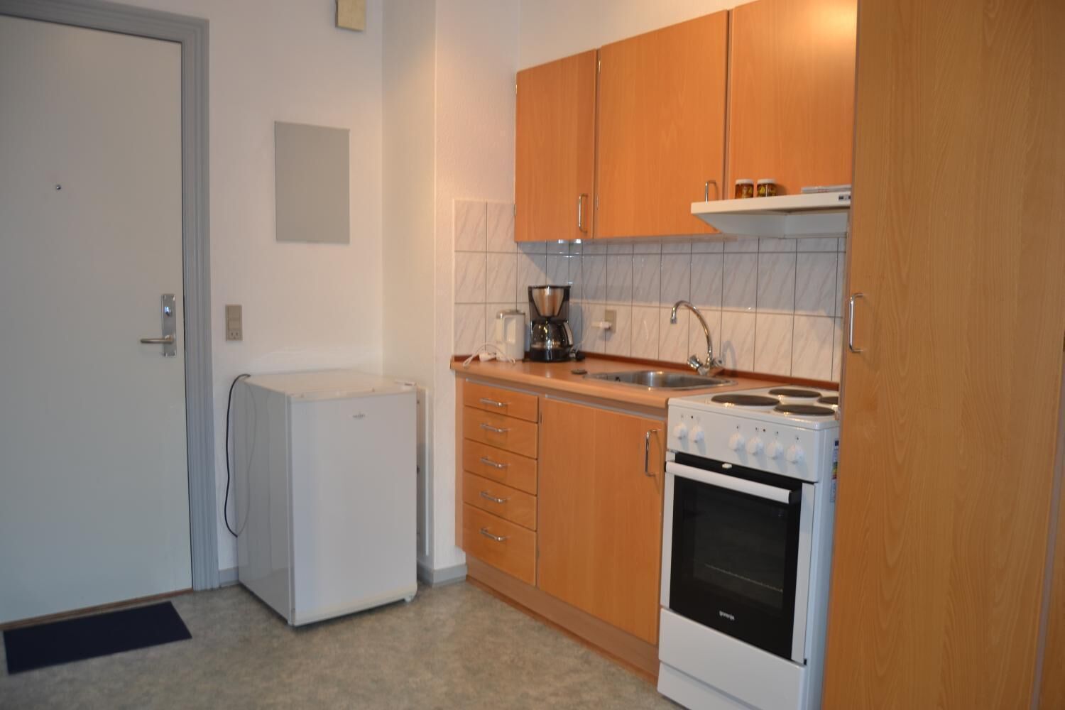 Kühlschrank, Mikrowelle, Herdplatte, Wasserkocher mit Kaffee-/Teezubehör