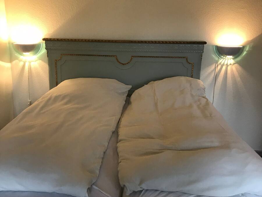 Bureau, chambres insonorisées, fer et planche à repasser