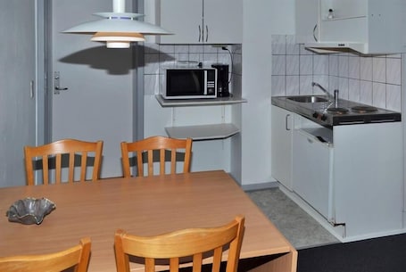 Refrigerador, microondas, parrilla de estufa y cafetera y tetera